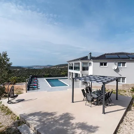 Villa Luminous Infinity With Pool And Gym
