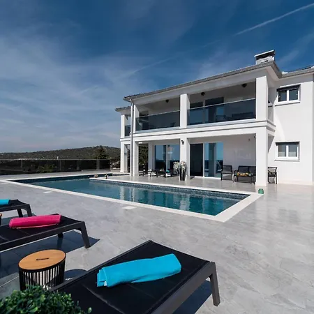 Luminous Infinity With Pool And Gym
