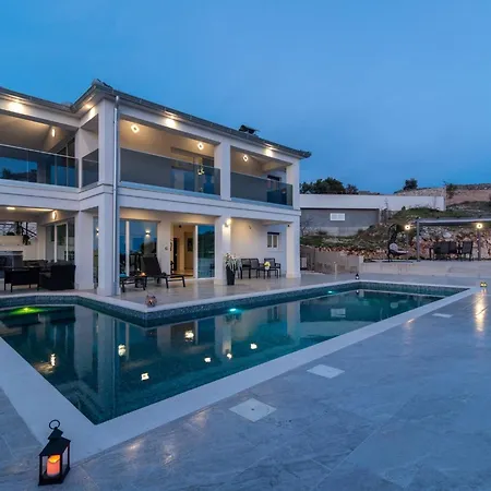 Luminous Infinity With Pool And Gym Villa