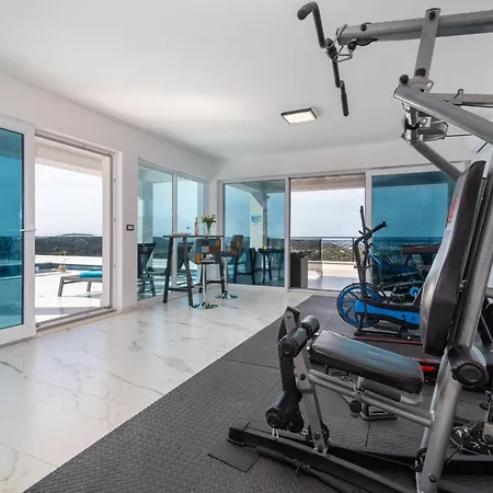 Luminous Infinity With Pool And Gym Villa