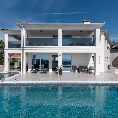 Villa Luminous Infinity With Pool And Gym