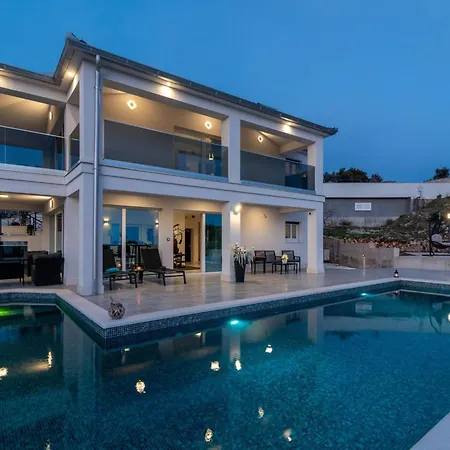 Luminous Infinity With Pool And Gym Villa *
