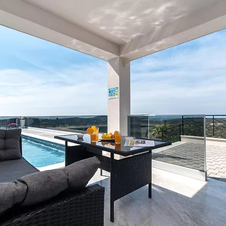 Luminous Infinity With Pool And Gym Villa
